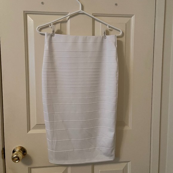 Elegant White Pencil Skirt - Picture 1 of 2